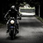 Desestimación Judicial: Accidente Laboral en Motocicleta sin Casco y SOAT Vencido; Ausencia de Fuerza Mayor según Sala Judicial