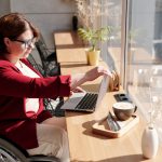 Es válido rescindir el contrato de alguien con discapacidad si el empleador justifica que su continuidad laboral es excesivamente onerosa o injustificada.