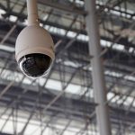 ¿Cómo se pueden equilibrar adecuadamente la seguridad en el lugar de trabajo y la privacidad de los empleados al utilizar cámaras de vigilancia?